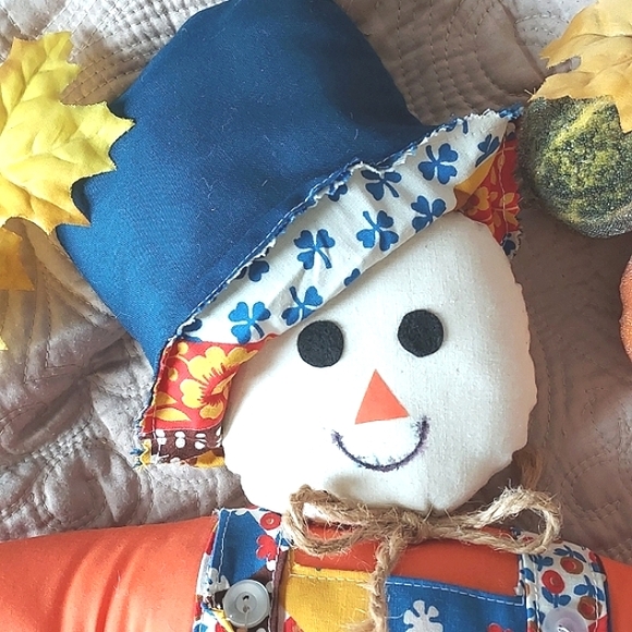 PLUSH SCARECROW DECOR - Picture 3 of 8